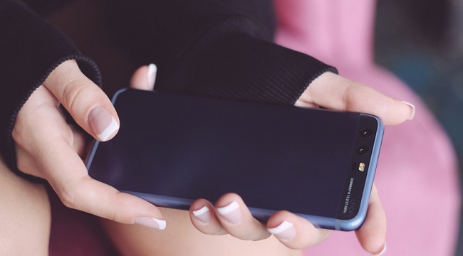  Smartphone in mano femminile