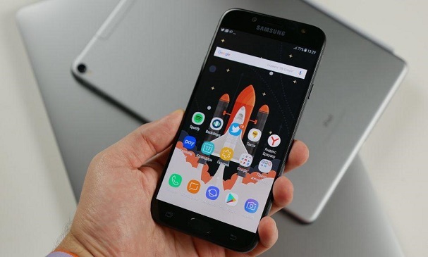  Elinde akıllı telefon