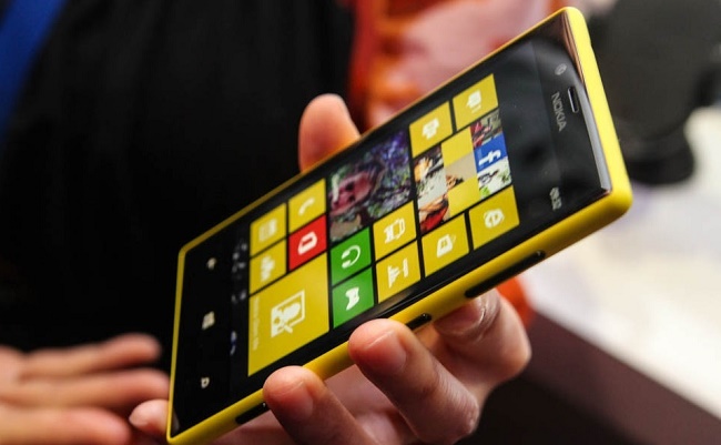  نوكيا Lumia 720 في اليدين