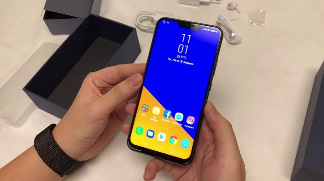  Smartphone in mano