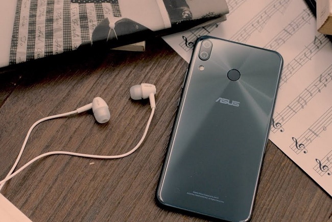  Smartphone con le cuffie