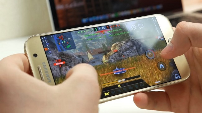  Παίζοντας στο smartphone
