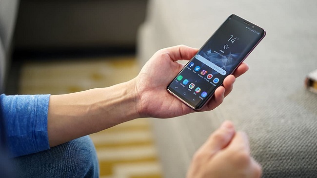  Samsung Galaxy S9 στο χέρι