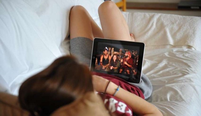  Chica con tableta