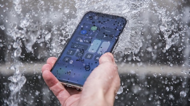  Telefono en agua