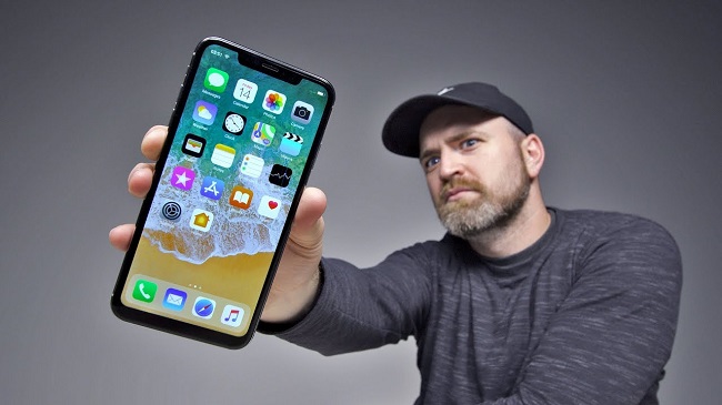  Apple iPhone XS Max en la mano