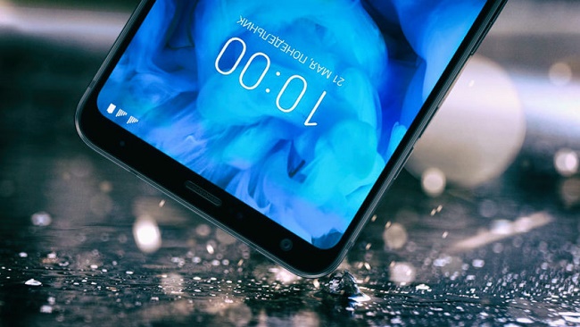  LG Q Stylus + en agua