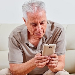  Cómo elegir un teléfono inteligente para una persona mayor.